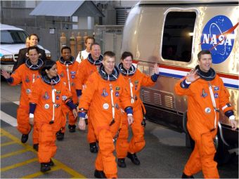 Ilan - Columbia Crew Wave Goodbye